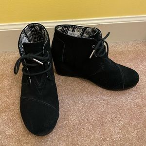 Black TOMS
